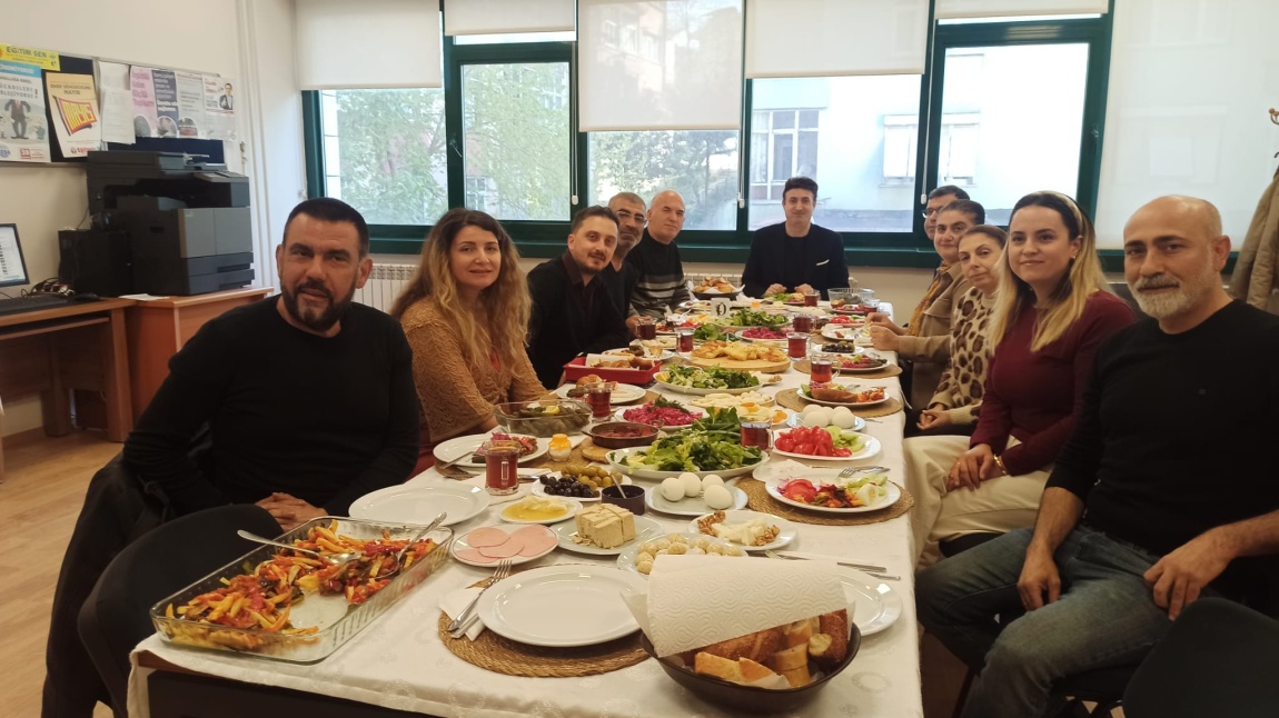 OKULUMUZ ÖĞRETMENLERİYLE KAHVALTI PROGRAMI DÜZENLEDİK.